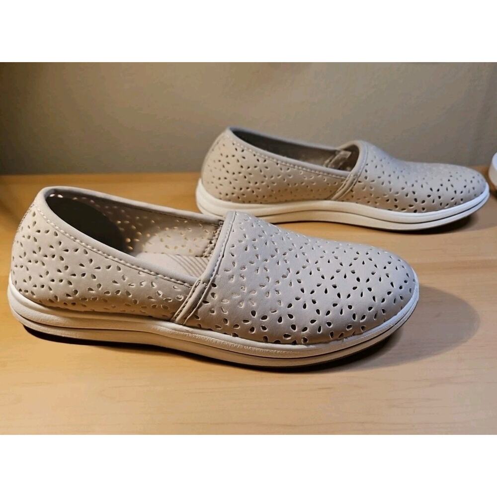 Clarks Cloudsteppers Breeze Emily Sz 6.5 Light Taupe Slip On Casual Sneakers